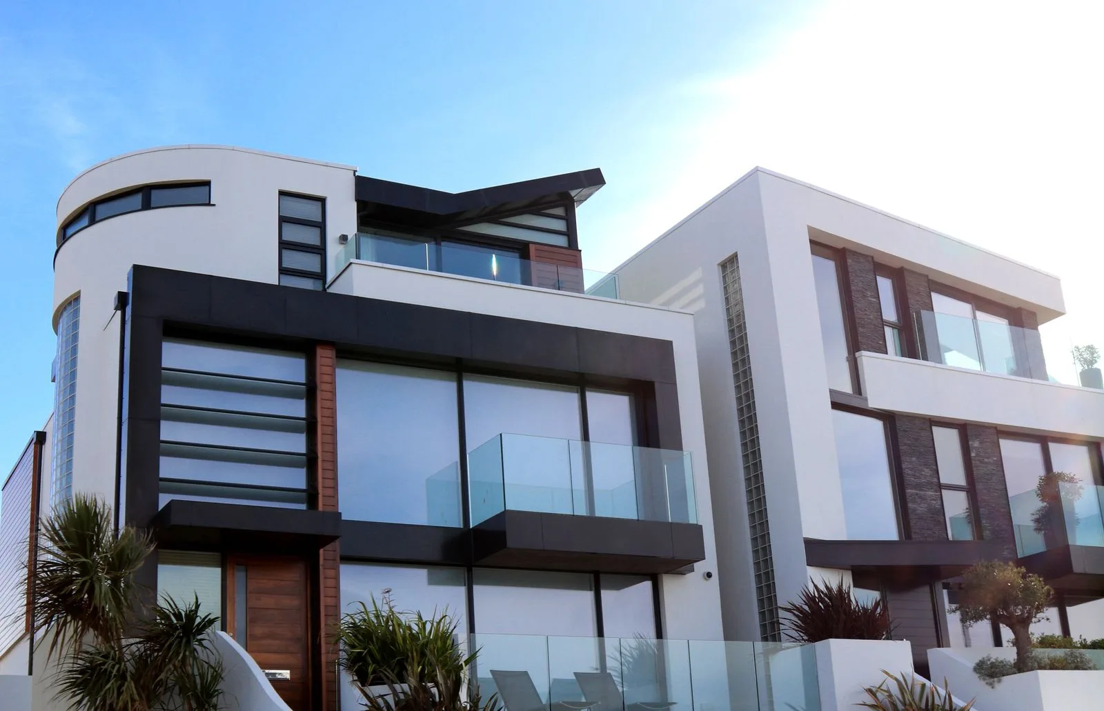 Une résidence contemporaine illustre le bâtiment