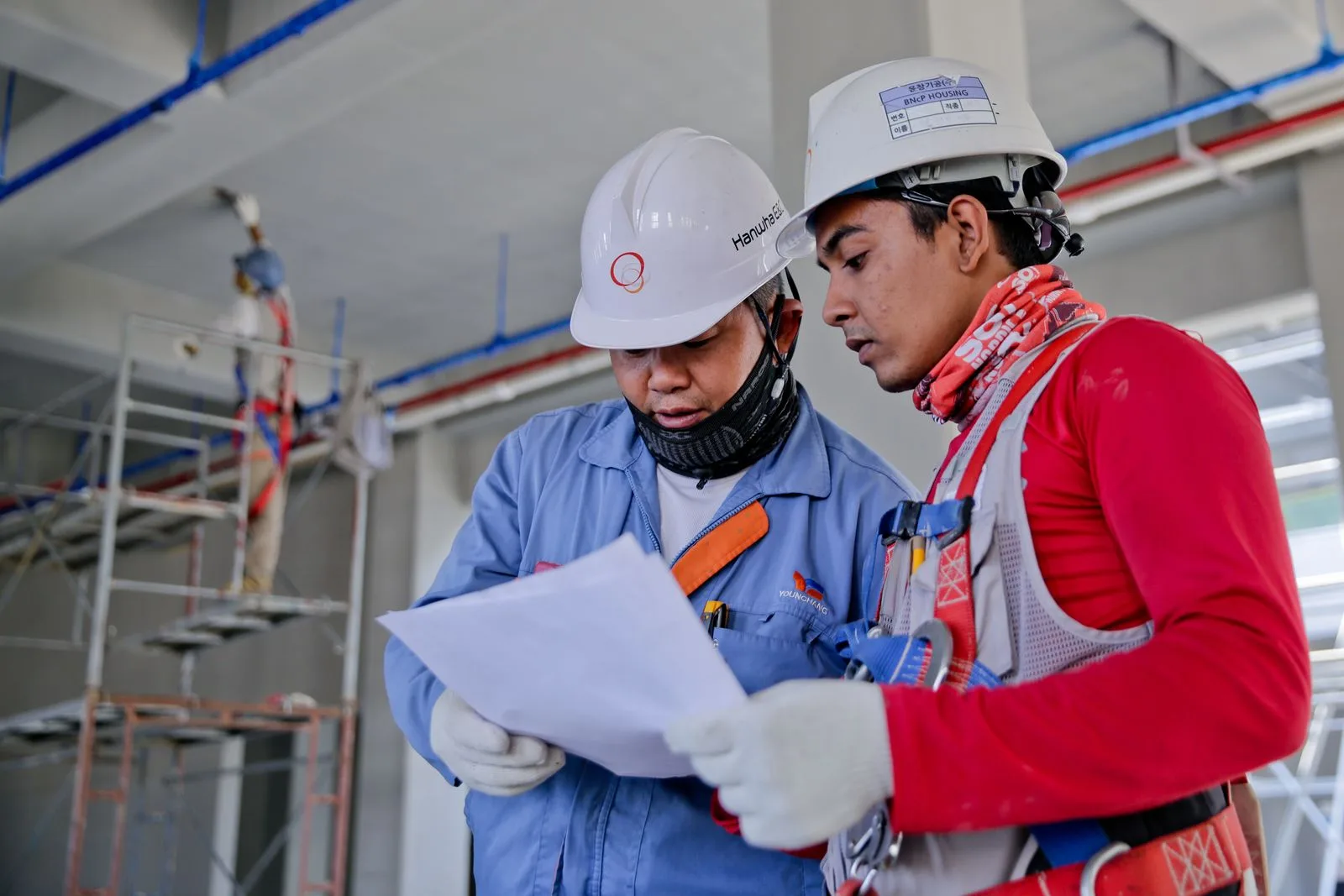 Équipe de chantier examinant des plans