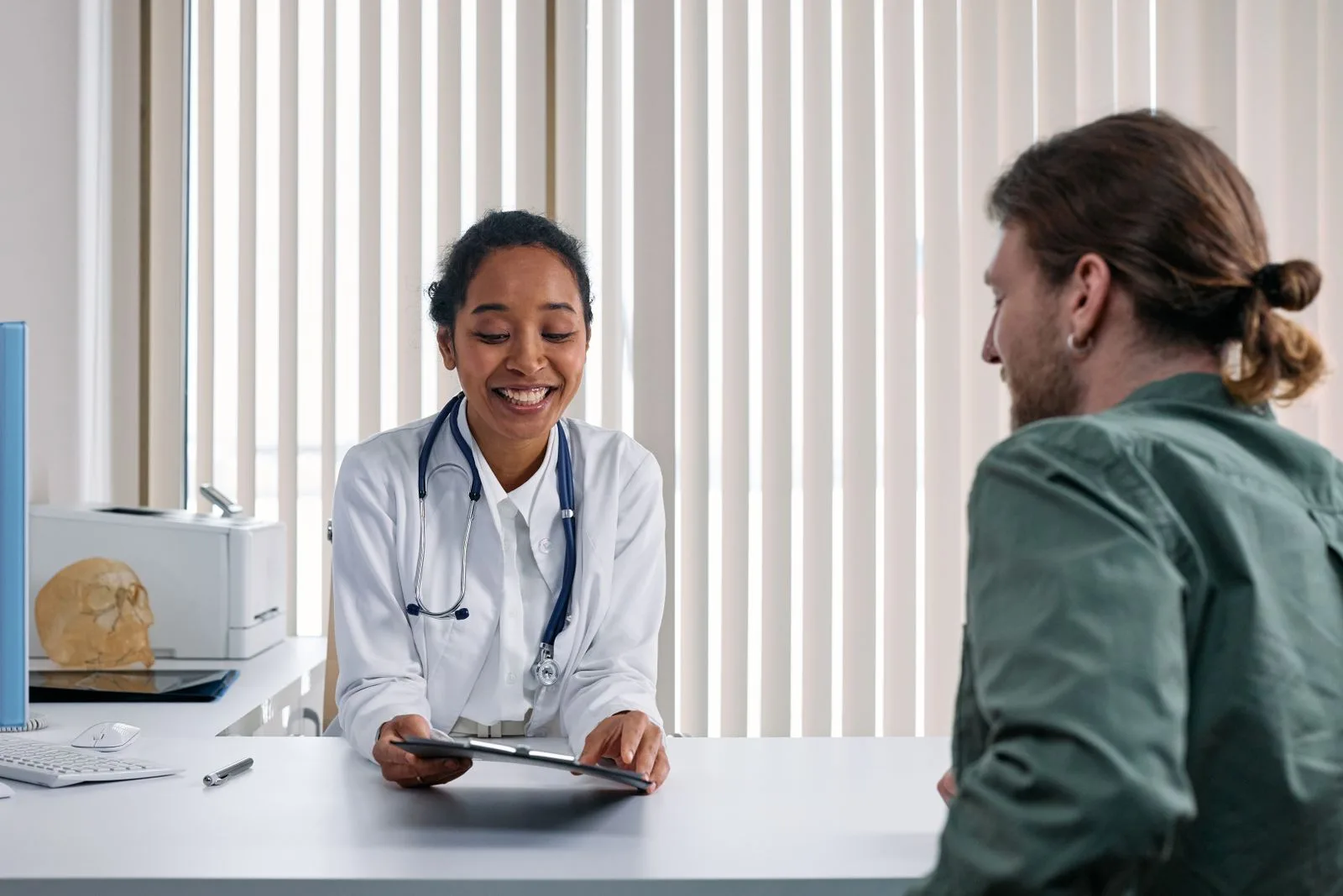 Une professionnelle de santé échange avec un patient