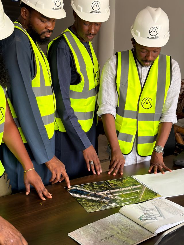 Professionnels examinant ensemble les plans d’un projet