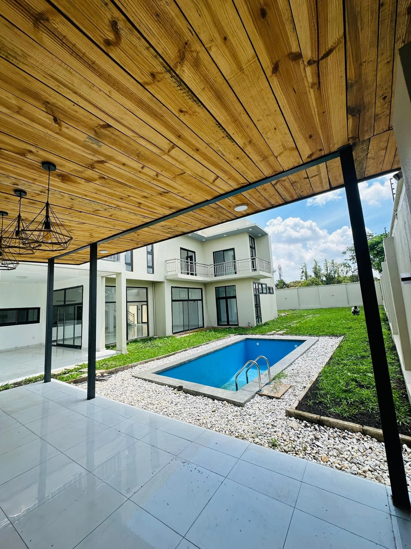 Vue du jardin et de la piscine à Golf Battan